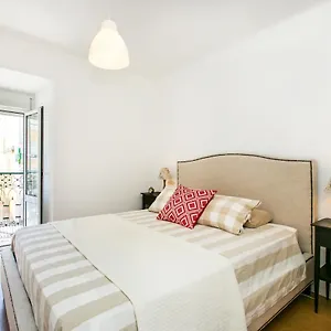 Belem! Charming 2 Bedroom W Terrace, Wifi & Free Street Parking Lisboa